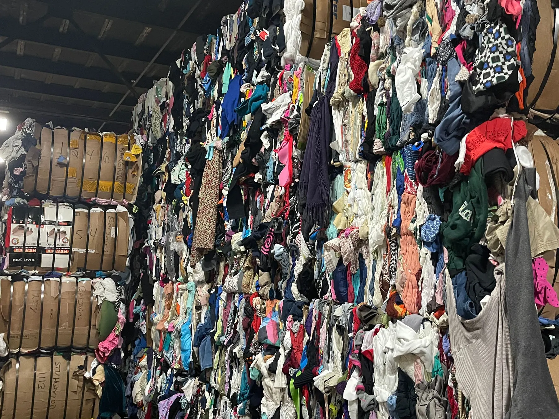 Colourful compressed textile bales